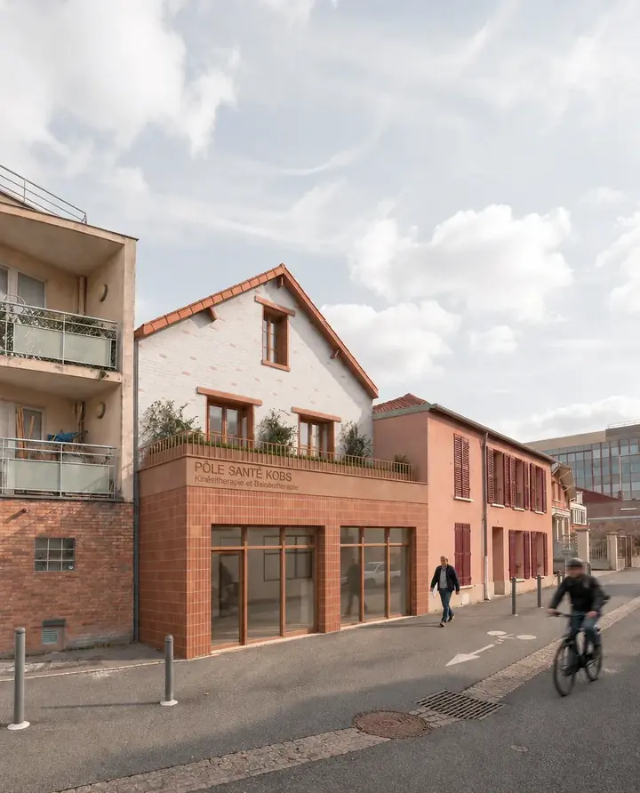 Maison médicale à Saint-Ouen-sur-Seine : façade réhabilitée en brique et grande baie au rez-de-chaussée